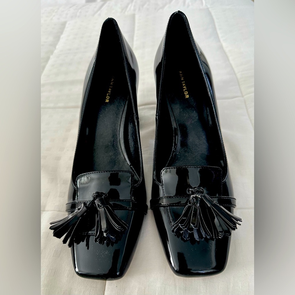 Ann Taylor Black Patent Leather Tassel Block Heel Pump 7